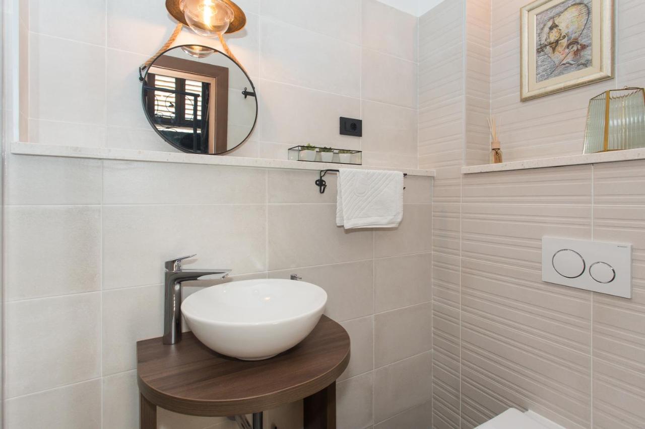 Amaizing Apartment Near Airport Kastel Stafilic Exterior photo